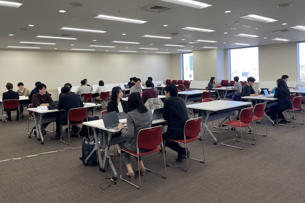 株式会社就活のお父さんが主催する新卒逆求人イベント（ニューグラッドハンティング）の開催風景を直接取材する監修者さきまこ